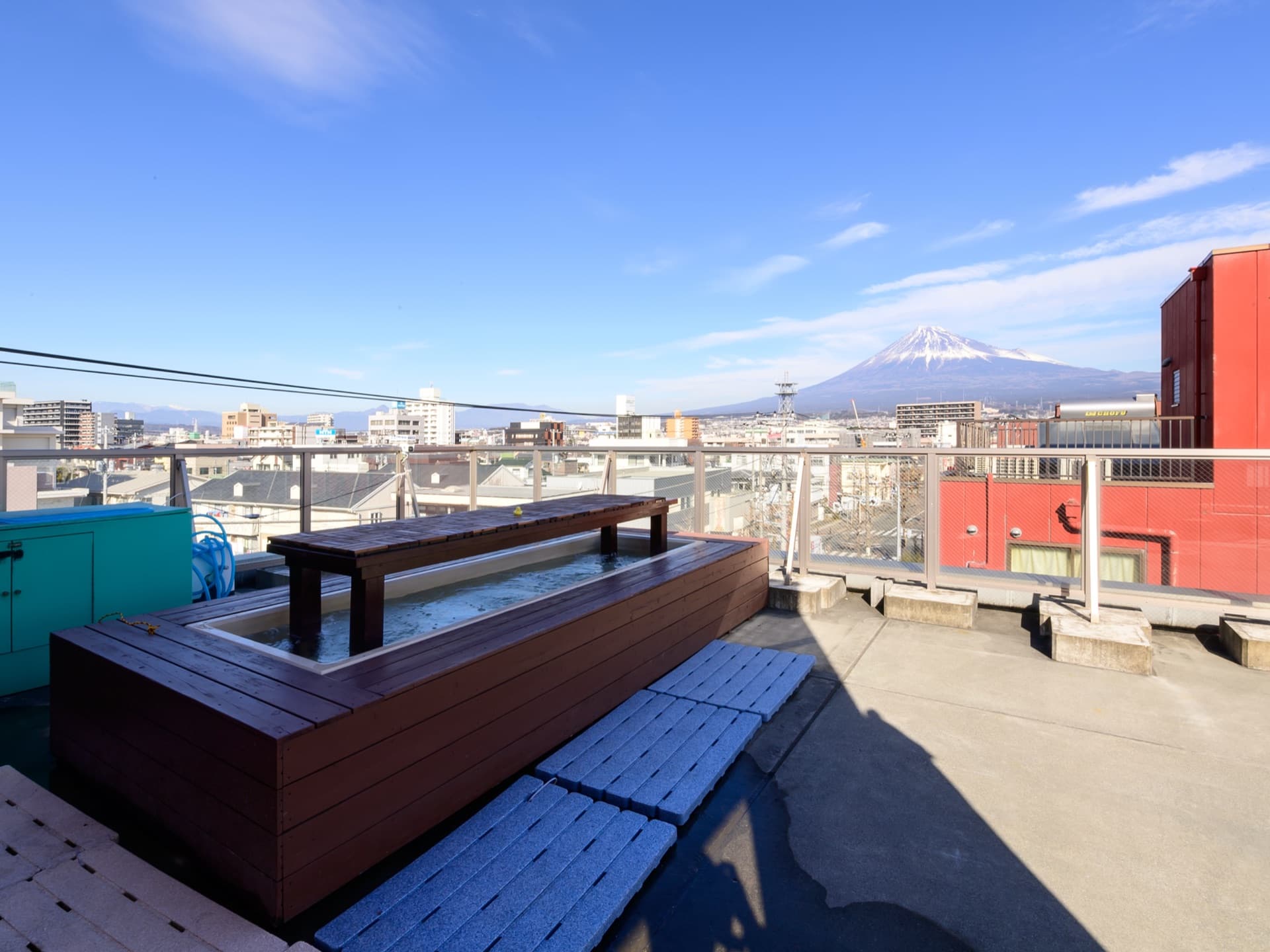 富士山を望む屋上足湯「癒楽」